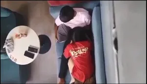 Quay lén người tình bú liếm cho con ghệ nơi công cộng