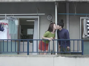 Tiếng rên của chị gần nhà bên và cậu thanh niên được lái máy bay