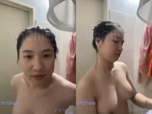 Gái vú bự, vừa call với con ghệ vừa tắm