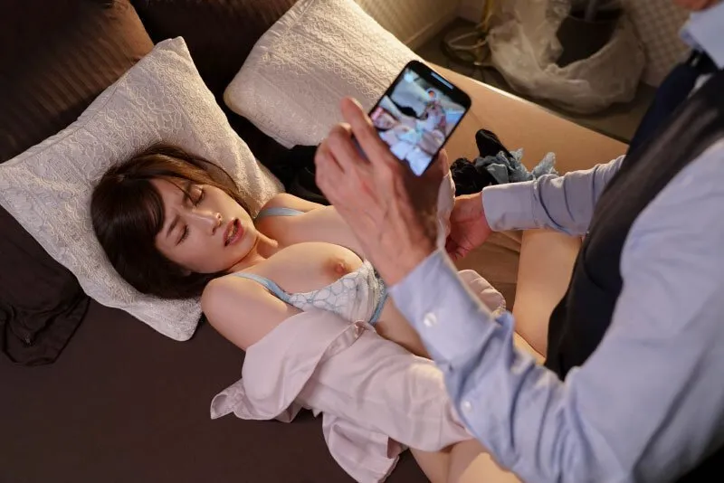 Tiền bối chuốc thuốc em thư ký bắt chịch cả đêm khi đi công chuyện xa